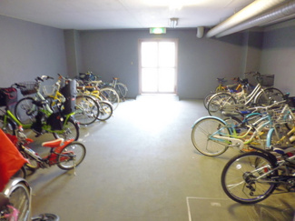 【その他共用部分】 | 屋内駐輪場で雨が降っても大切な自転車が濡れなくてすみますね♪自転車はちょっとしたお買い物や移動手段に便利ですよ！