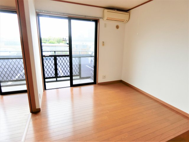 サンハイツ早野新田の居間・リビング