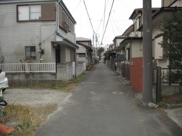 八千代市下市場１丁目　土地　建築条件なし　古家有の前面道路含む現地写真|前面道路含む現地写真です