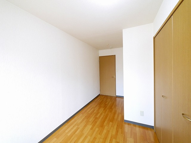 シャンポール千原の内装|明るい色調の室内です