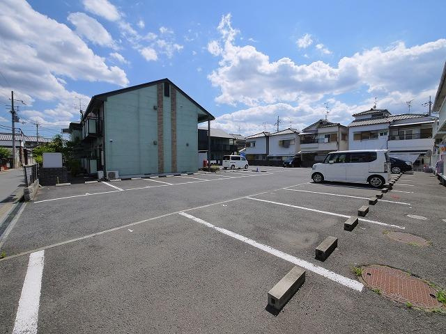 シャンポール千原の駐車場|車をお持ちの方に嬉しい駐車場付きの物件です