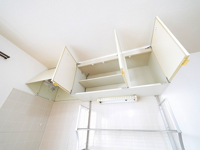 シャンポール千原のキッチン|上部にも収納があり、たくさん物をしまう事ができます