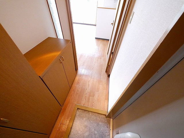 シャンポール千原の玄関|収納スペースもある玄関です