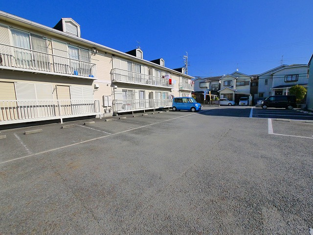 シャンポール千原の駐車場|駐車場があるので、車を買う予定の方も安心です