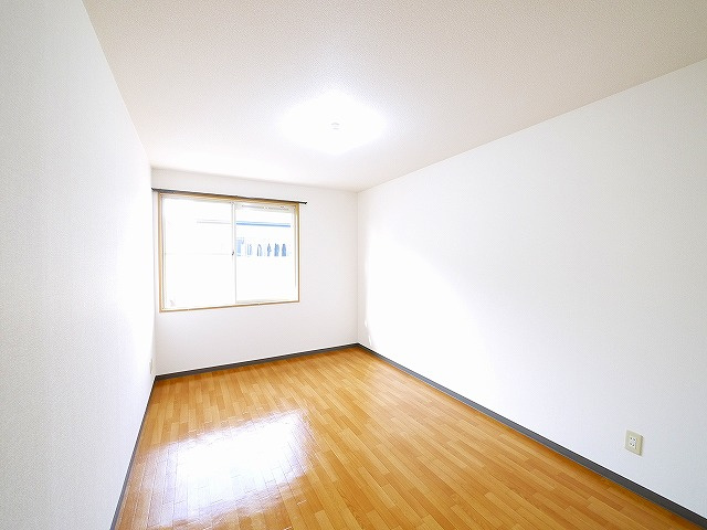 シャンポール千原の内装|明るい室内です