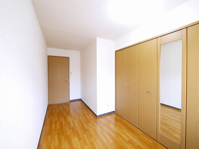 シャンポール千原の寝室|落ち着いた色調の寝室です