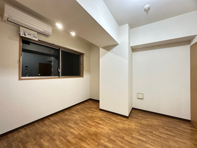 【洋室】 | ノースコート北山田 | 洋室7.4帖☆バルコニーに繋がる角部屋二面採光のお部屋です！エアコン付きで1年中快適に過ごせますね☆
