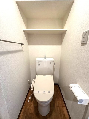 【トイレ】 | ノースコート北山田 | トイレは温水洗浄便座付き♪人気のバストイレ別です♪小物を置ける便利な棚やタオルハンガーも付いています♪