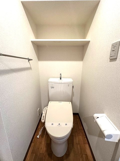 【トイレ】 | ノースコート北山田 | トイレは温水洗浄便座付き♪人気のバストイレ別です♪小物を置ける便利な棚やタオルハンガーも付いています♪
