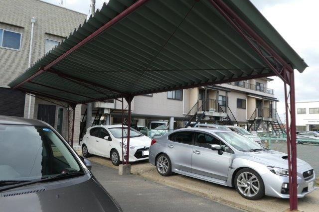 沖新町I貸家の駐車場|屋根付き駐車場