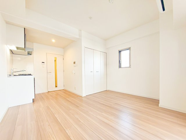 サヴォイソリディティの居間・リビング|別号室のものになります。現状優先。※フローリングの色が異なります。