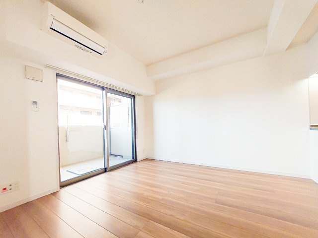 サヴォイソリディティの居間・リビング|別号室のものになります。現状優先。※フローリングの色が異なります。