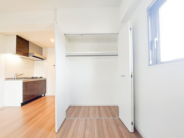 サヴォイソリディティの収納|別号室のものになります。現状優先。※フローリングの色が異なります。