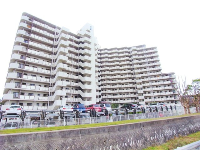 ファミール西神戸　11階の外観|前面に建物がなく日当り、眺望、開放感ある物件です。伊川沿いには桜並木がありシーズンにはバルコニーからお花見もできますよ。