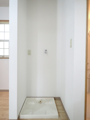 【展望】 | フィールデンコートB | ダイニングキッチンにある室内洗濯機置き場です♪防水パンがあるので万が一の漏水にも安心！室内に置けるので洗濯機が傷みにくいのが嬉しいですよね☆