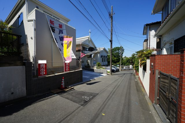 保土ヶ谷区境木町　新築戸建て【成約】の前面道路含む現地写真