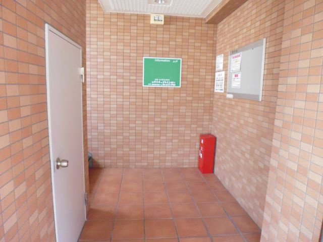 ポコアポコ明石鍛治屋町三番館のエントランス