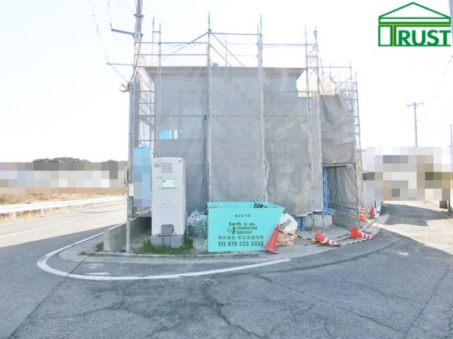 玉津町新方　新築一戸建の前面道路含む現地写真