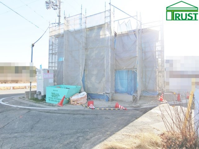 玉津町新方　新築一戸建の前面道路含む現地写真