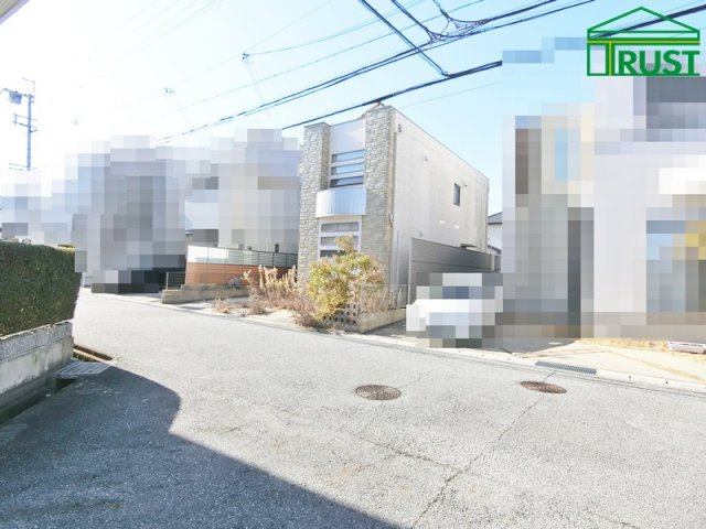 西区宮下2丁目戸建の前面道路含む現地写真