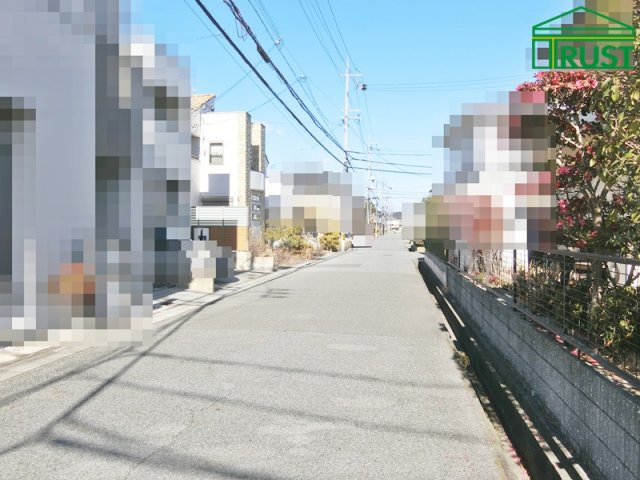 西区宮下2丁目戸建の前面道路含む現地写真