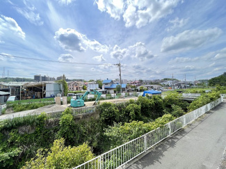 【展望】 | 歩道より少し高い位置に建物があるので、お部屋の中から人目が気になりにくくなっています♪