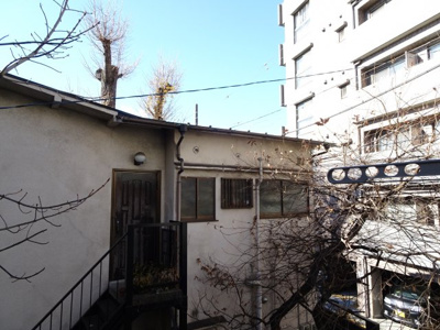 【展望】 | 根岸４丁目アパート | 根岸４丁目アパート　ＬＤＫ側の窓からの眺望　ベランダはありませんが、物干しがあります！