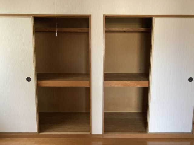 プレジールウインの収納|洋室に押入あります。