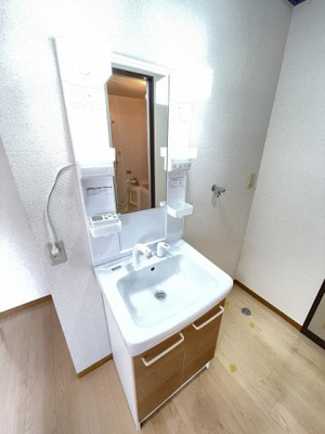 【洗面所】 | グリーンハイツ/下麻生 | 洗髪洗面化粧台で忙しい朝にも寝癖の付いた頭にも優しい☆お化粧するときにも大活躍です♪