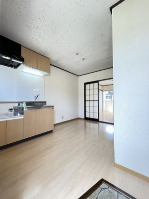 【玄関】 | グリーンハイツ/下麻生 | 玄関から室内への景観です☆ダイニングキッチンの奥に洋室6帖のお部屋と和室6帖のお部屋があります♪