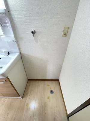 【設備】 | グリーンハイツ/下麻生 | 洗髪洗面化粧台横にある室内洗濯機置き場です♪室内に置けるので洗濯機が傷みにくい☆