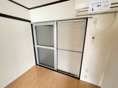 【セキュリティ】 | グリーンハイツ/下麻生 | 雨戸付きなので夜やお出かけ時も安心です！雨戸は冬場の寒さ対策にもなります◎