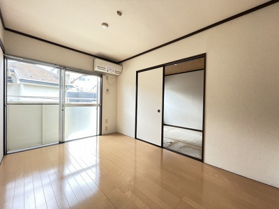 【洋室】 | グリーンハイツ/下麻生 | 南向き洋室6帖☆バルコニーに繋がるお部屋は陽当たり良好です！エアコン付きで1年中快適に過ごせますね☆