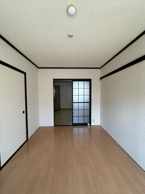 【その他】 | グリーンハイツ/下麻生 | 南向き洋室6帖☆窓側からの眺めです！子供部屋や書斎・寝室など多用途に使えそうなお部屋です♪