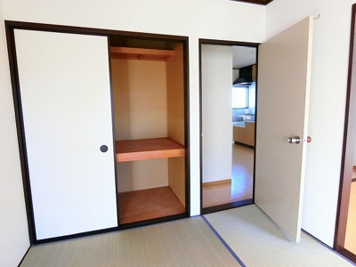 【寝室】 | グリーンハイツ/下麻生 | 南向き和室6帖☆押入れがあります♪寝具をすっきり収納できるので和室は寝室にもオススメ☆
