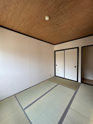 【和室】 | グリーンハイツ/下麻生 | 南向き和室6帖☆押入れがあります♪寝具をすっきり収納できるので和室は寝室にもオススメ☆