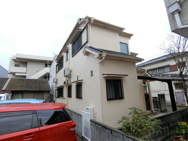 明石市天文町中古戸建の外観|東側の月ぎめ駐車から撮影　明るい住まいですよ　