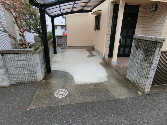 明石市天文町中古戸建の駐車場|広々とした駐車場　カーポート付です