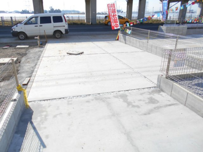 【駐車場】 | 鴻巣市　屈巣18-1　全3棟　3号棟　91坪　らすと2棟 | 車をお持ちの方に嬉しい駐車場付きの物件です。らすと2棟。内覧して下さい。1980からさらに1830万円に価格変更。