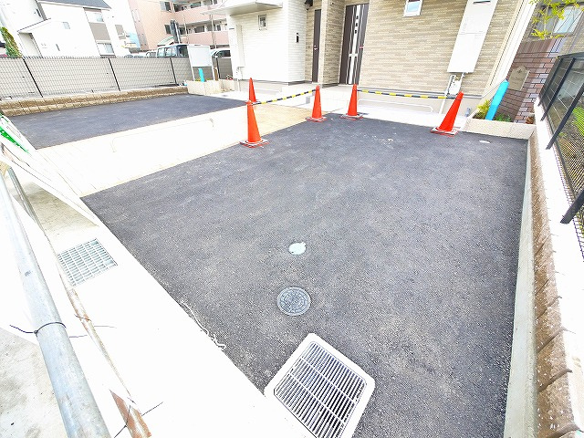 ヴィラ　プリムローズの駐車場|車をお持ちの方に嬉しい駐車場付きの物件です