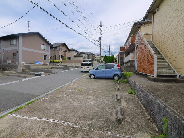 グランディーナ左京Vの駐車場