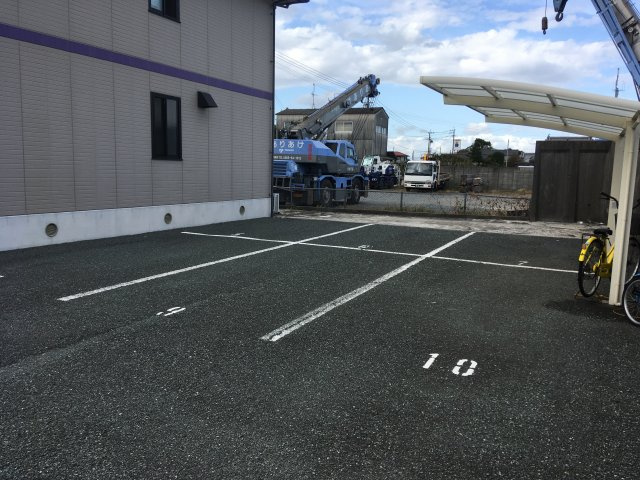 セジュールかながわ B棟の駐車場|駐車場があるので、車を買う予定の方も安心です