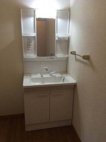 セジュールかながわ B棟の独立洗面台|独立洗面台あり、毎朝おしゃれに忙しい女性の方におすすめです