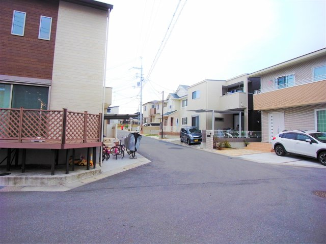 大久保町松蔭　築浅中古戸建の周辺|前面道路です、すっきりときれいな舗装された道路です。