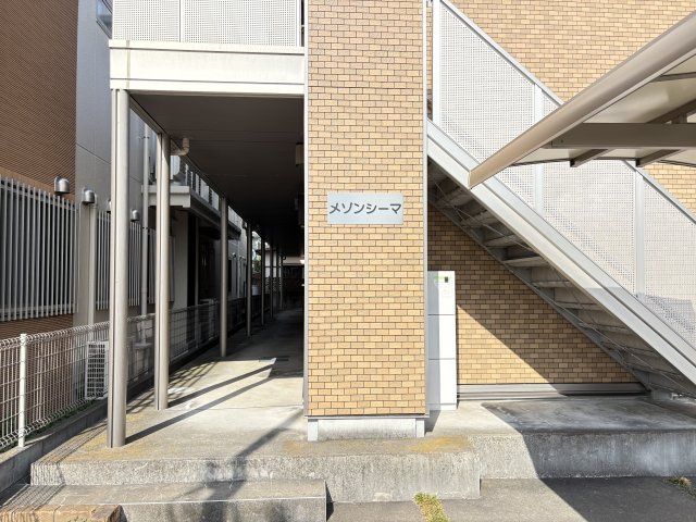 メゾンシーマのエントランス