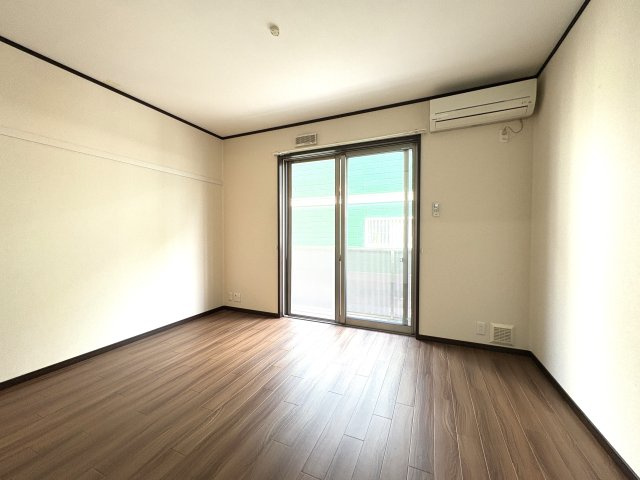 メゾンシーマの居間・リビング