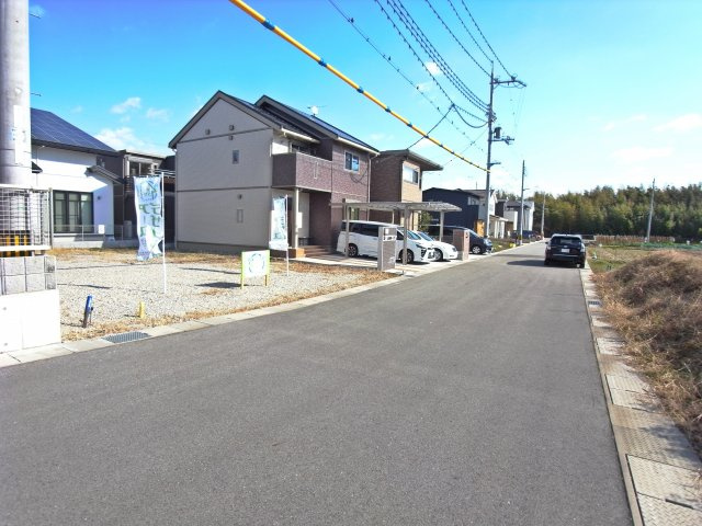松蔭山手売土地の前面道路含む現地写真|前面道路はゆったりの6ｍです。