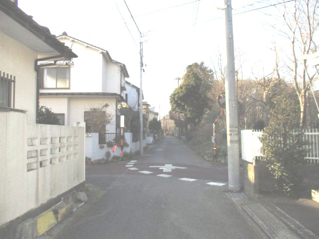 千葉市花見川区長作台２丁目　土地　角地　建築条件なしの前面道路含む現地写真|前面道路含む現地写真です　北側約４．０ｍ公道