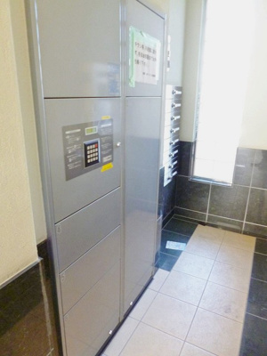 【エントランス】 | フィオーレ登戸 | 共用エントランスには宅配BOXがあるので荷物の受け取りもスムーズに♪再配達を依頼する手間が省けます☆