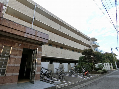 【外観】 | フィオーレ登戸 | 小田急・南武線「登戸」駅より徒歩8分！鉄筋コンクリートの5階建てマンションです♪通勤通学はもちろん、お買い物やお出かけにもGood☆